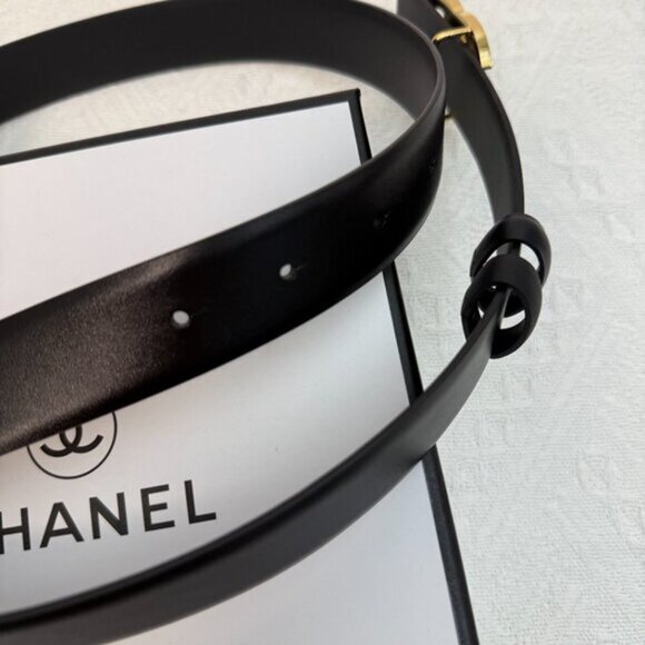 Opulent Quilted Belt with Textured Gold Buckle - Picture 2 of 7